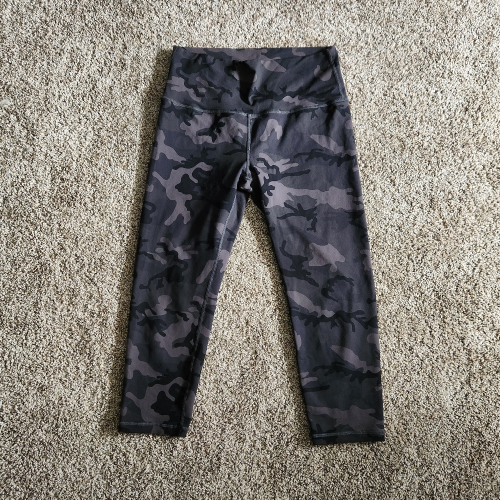 Zyia Black And Gray Camo Cropped Leggings Size 6-8